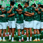 Salários atrasados: Jogadores e técnico do Goiás adotam silêncio como protesto após vitória diante do Avaí
