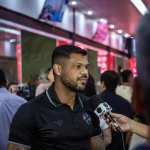 Na liderança da Série B, Vila Nova ganha elogios de Romário: “A torcida tem carregado a gente”