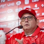 Seis perguntas, dois minutos: Guto Ferreira evita explicações após goleada sofrida pelo Vila Nova