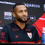 Agora com 13 gols, Gustavo Coutinho revela ambiente do Atlético-GO em arrancada na Série B
