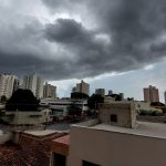 Primeiras chuvas da Primavera amenizam calor e causam queda de energia em Goiânia; confira previsão