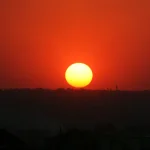 Por que o pôr do sol fica tão vermelho em Goiás nesta época do ano?