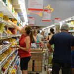 Consumo das famílias recua 0,4% e investimentos perdem ritmo no segundo trimestre