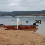 Bombeiros resgatam uma criança e três adultos após barco submergir em Jataí
