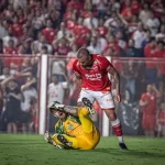 Vila Nova vence clássico, sobe para terceiro na Série B e aumenta crise do Goiás