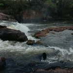Jovem desaparece no Rio Claro, em Jataí, após escorregar em pedras e bater a cabeça