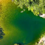 Pertinho de uma charmosa vila em Goiás, poço de águas cristalinas encanta visitantes