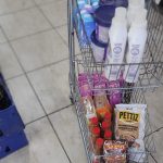 Produtos vencidos em Goiânia: Procon apreende 680 itens em atacarejo