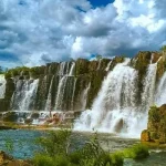 Escondida entre paredões em Goiás, cachoeira forma uma verdadeira muralha de água