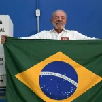 Ao votar, Lula comenta mobilização no 2º turno e diz que nunca imaginou disputar eleição com “miliciano”