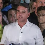 Derrotado na eleição, Flávia Bolsonaro assina carta golpista com agradecimento a Milei e Trump por fuga