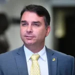 PF apura suposta viagem de Flávio Bolsonaro à Argentina após ordem do STF para entrega de passaporte