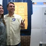 Flávio Bolsonaro defende mudança após registrar voto no Rio de Janeiro