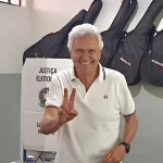 Caiado registra voto em Nova Crixás e fala em “humildade” para aguardar resultado